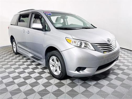 2017 Toyota Sienna LE