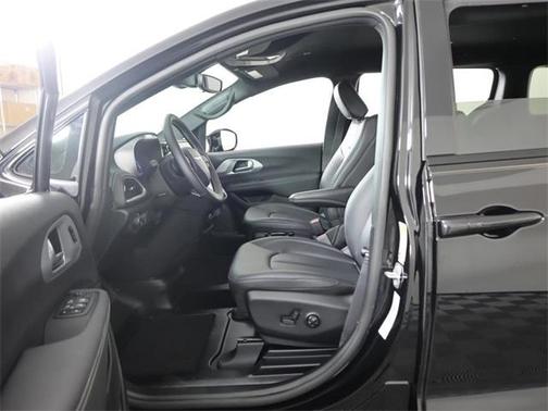 2024 Chrysler Pacifica Touring-L