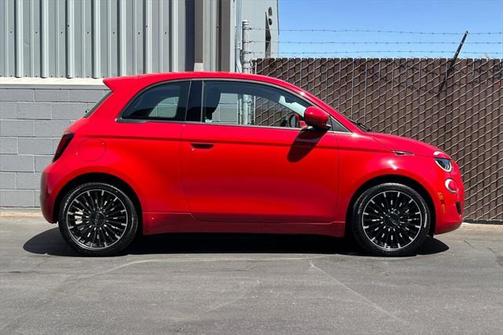 2024 FIAT 500e 500e Inspi(red)