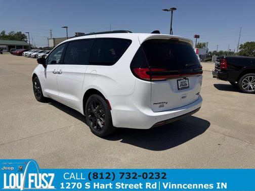 Bright White Clearcoat 2027 Chrysler Pacifica Limited