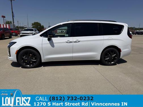 Bright White Clearcoat 2027 Chrysler Pacifica Limited