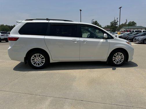 2017 Toyota Sienna XLE