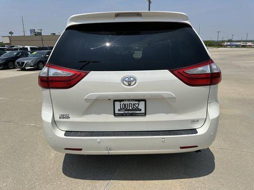2017 Toyota Sienna XLE
