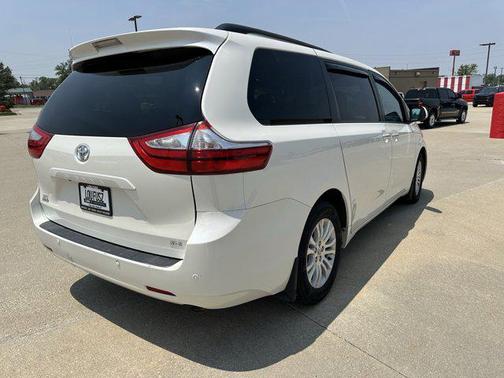 2017 Toyota Sienna XLE