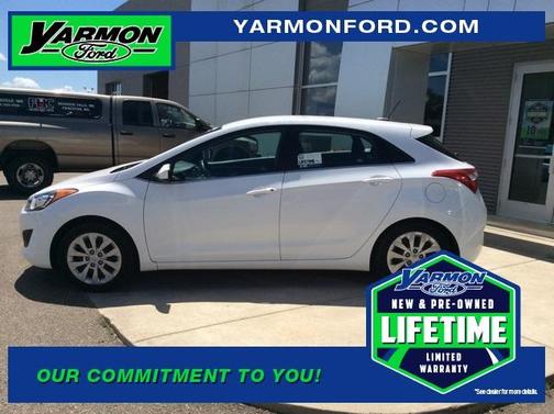 Photo 3 of 26 of 2017 Hyundai Elantra GT Base
