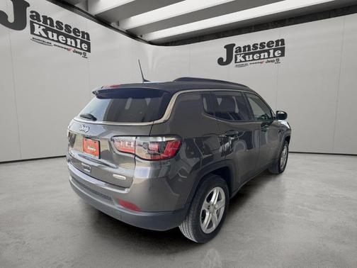 Granite Crystal Clearcoat Metallic 2023 Jeep Compass Latitude