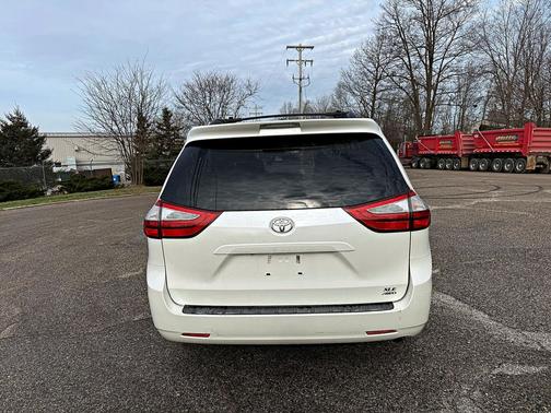 2016 Toyota Sienna XLE