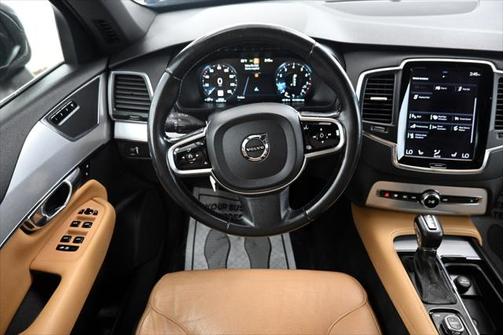 2017 Volvo XC90 T6 Momentum