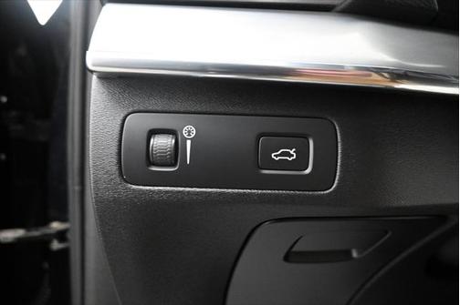 2017 Volvo XC90 T6 Momentum