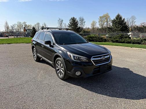 Crystal Black Silica 2018 Subaru Outback 3.6R Touring