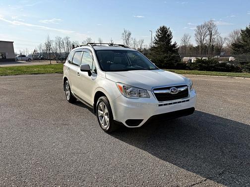 Crystal White Pearl 2016 Subaru Forester 2.5i Premium