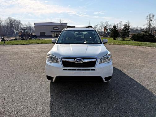 Crystal White Pearl 2016 Subaru Forester 2.5i Premium