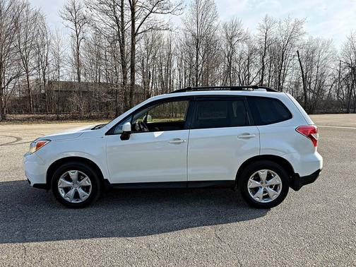 Crystal White Pearl 2016 Subaru Forester 2.5i Premium