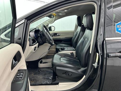 Brilliant Black Crystal Pearlcoat 2022 Chrysler Pacifica Touring L