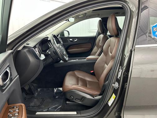 Maple Brown 2018 Volvo XC60 T6 Momentum