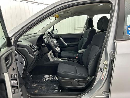 Ice Silver Metallic 2018 Subaru Forester 2.5i
