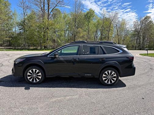 Crystal Black Silica 2023 Subaru Outback Limited
