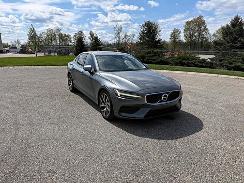 Gray Metallic 2020 Volvo S60 T6 Momentum