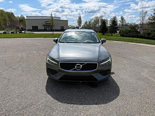 Gray Metallic 2020 Volvo S60 T6 Momentum
