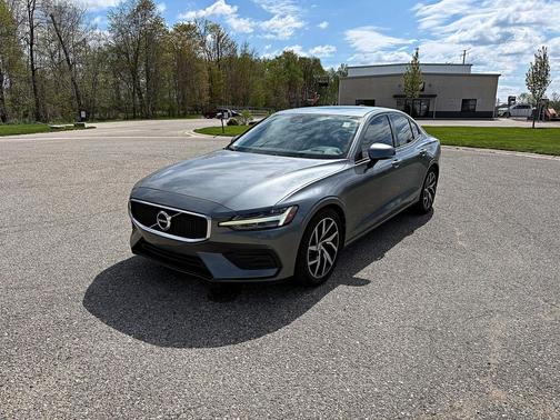 Gray Metallic 2020 Volvo S60 T6 Momentum
