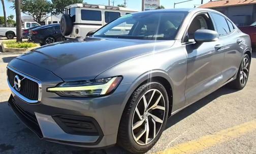 Gray Metallic 2020 Volvo S60 T6 Momentum