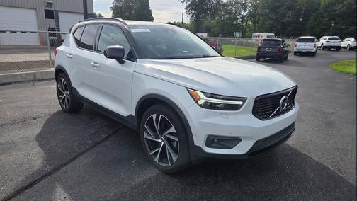 Crystal White Metallic 2021 Volvo XC40 T5 R-Design