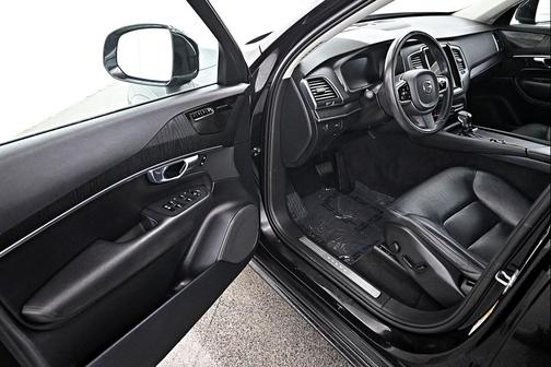 2020 Volvo XC90 T6 Momentum