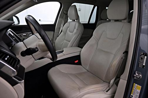 2020 Volvo XC90 T6 Momentum