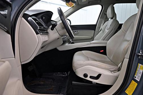 2020 Volvo XC90 T6 Momentum