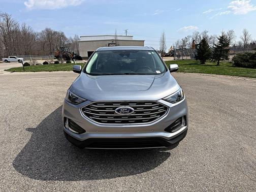 Iconic Silver Metallic 2022 Ford Edge Titanium