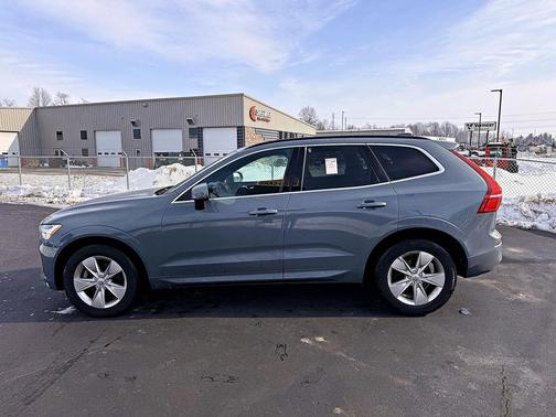 2022 Volvo XC60 B5 Momentum