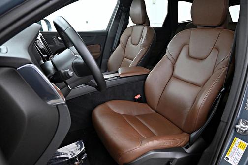 2022 Volvo XC60 B5 Momentum