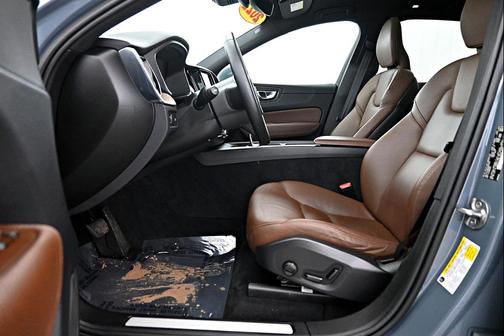 2022 Volvo XC60 B5 Momentum