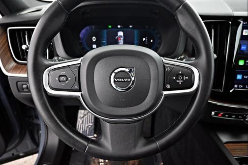 2022 Volvo XC60 B5 Momentum