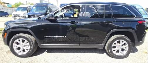 Diamond Black Crystal Pearlcoat 2022 Jeep Grand Cherokee Limited
