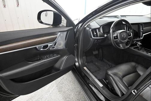 2020 Volvo V90 Cross Country T6