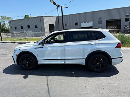 Opal White Pearl 2023 Volkswagen Tiguan 2.0T SE R-Line Black 4MOTION