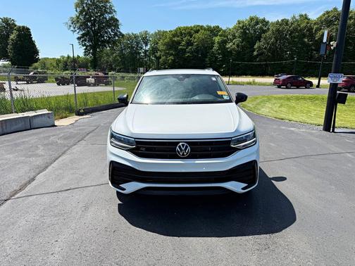Opal White Pearl 2023 Volkswagen Tiguan 2.0T SE R-Line Black 4MOTION