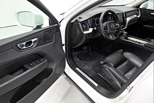 Ice White 2020 Volvo XC60 T6 Inscription