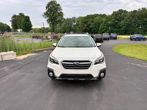 Crystal White Pearl 2019 Subaru Outback 3.6R Limited