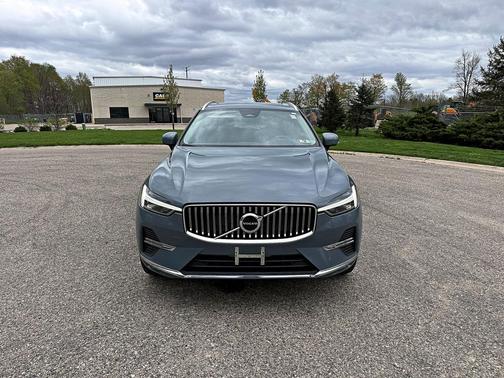 Thunder Grey Metallic 2022 Volvo XC60 B5 Inscription