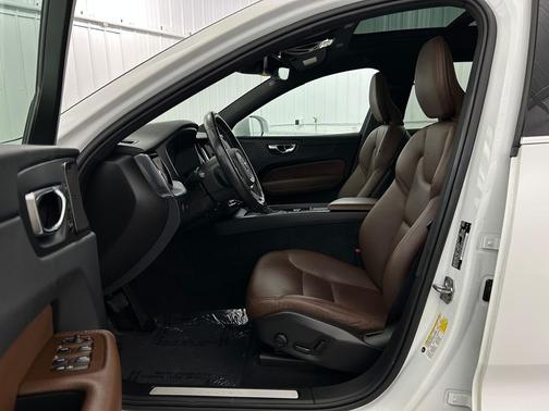 Crystal White Metallic 2020 Volvo XC60 T6 Momentum