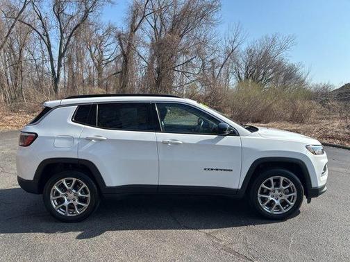 White 2022 Jeep Compass Latitude Lux