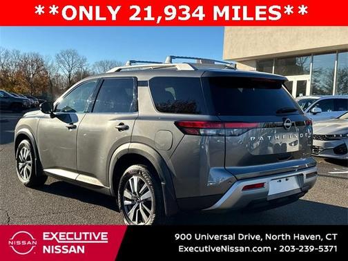 2024 Nissan Pathfinder SL