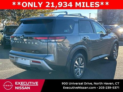 2024 Nissan Pathfinder SL