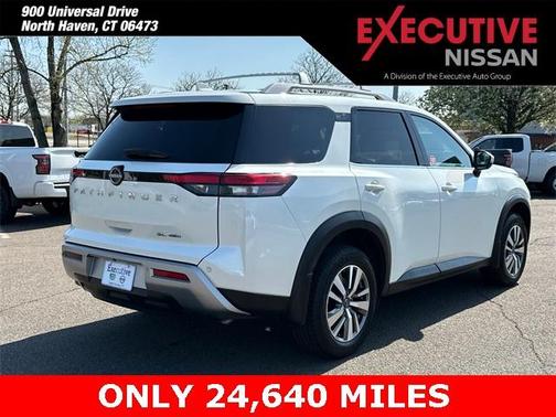 2022 Nissan Pathfinder SL