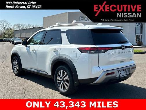 2022 Nissan Pathfinder SL