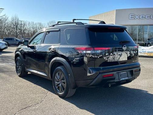 2022 Nissan Pathfinder SV