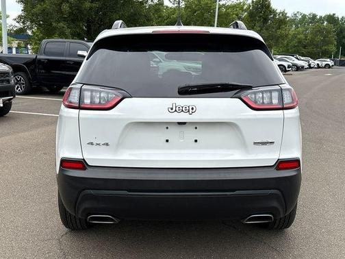 White 2022 Jeep Cherokee Latitude Lux