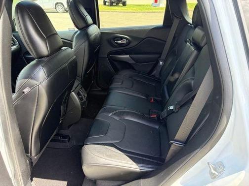 White 2022 Jeep Cherokee Latitude Lux